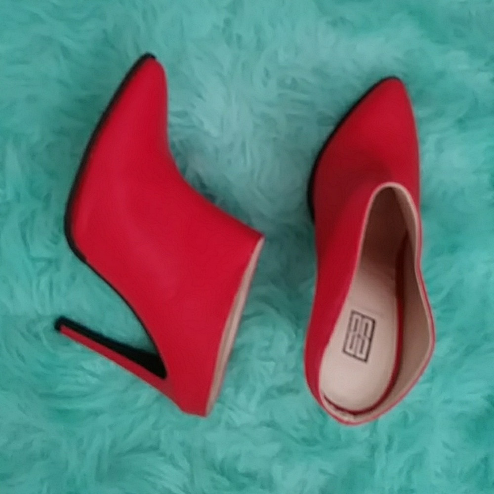 Red signature open boot